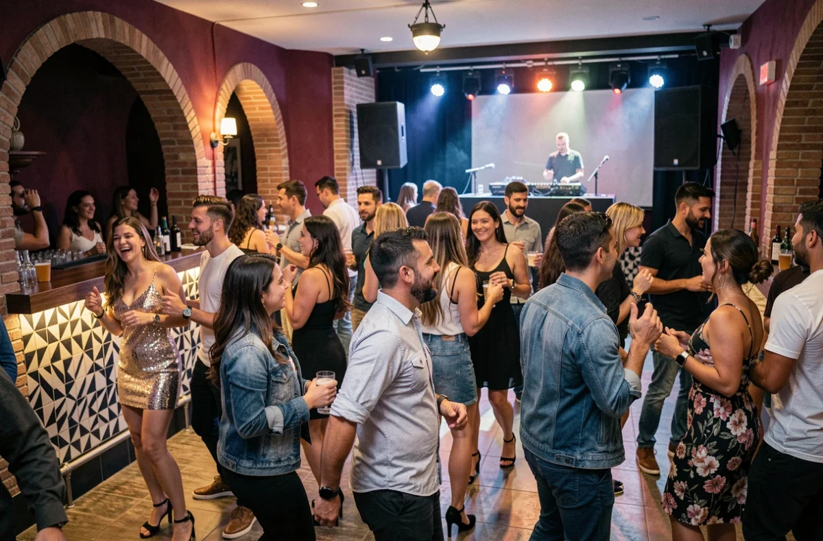 Piste de danse intérieure d'une boîte de nuit à Perpignan avec une foule mélangée dansant dans un décor alliant modernité et influences catalanes