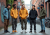 Groupe de jeunes adultes en streetwear dans la ville